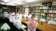 إحدى  الفعاليات  المقامة  بالنادي  الأدبي  في  المنطقة  الشرقية  'الدمام'  وتظهر  مكتبة  النادي